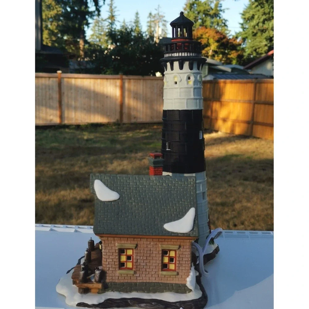 SANTA'S WORKBENCH Fort Augustus Lighthouse Lights Up 2002 Christmas H 12.5